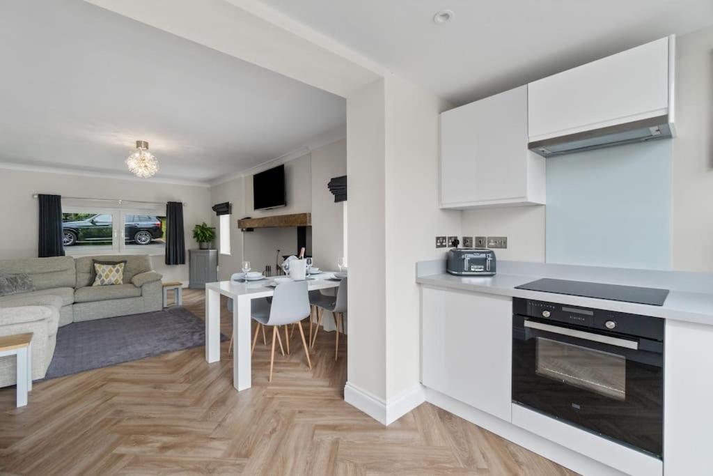 White Cottage Stunning Contemporary 2 Bedroom 2 Ensuite Annex With Hot Tub Плимът Екстериор снимка